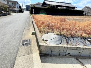 【道路との高低差も少なく乗り入れも楽ですね】